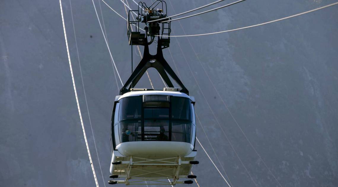 Rio - 12/08/2020 -  Reabertura do Pao de Acucar na pandemia do Covid 19 (coronavirus). Partindo da Praia Vermelha, os visitantes pegam o primeiro bonde leva ao Morro da Urca, e de lÃ¡ um segundo bondinho os leva atÃ© o topo do Morro do PÃ£o de AÃ§Ãºcar, que fica a 396 metros do nÃ­vel do mar. Diferentes histÃ³rias justificam o nome desse ponto turÃ­stico; a mais popular diz que durante os sÃ©culos XVI e XVIII, no auge da produÃ§Ã£o de cana de aÃ§Ãºcar, os produtores armazenavam os blocos de aÃ§Ãºcar em formas para serem exportados, e a semelhanÃ§a do objeto com o Morro do PÃ£o do AÃ§Ãºcar deu origem ao nome...Inaugurado em 1912, o Bondinho do PÃ£o de AÃ§Ãºcar foi o primeiro telefÃ©rico do Brasil e terceiro no mundo, ligando o Morro da Urca ao Morro do PÃ£o de AÃ§Ãºcar. Desde entÃ£o, mais de 40 milhÃµes de pessoas jÃ¡ utilizaram os bondinhos.  Foto: Daniel Castelo Branco / Agencia O Dia