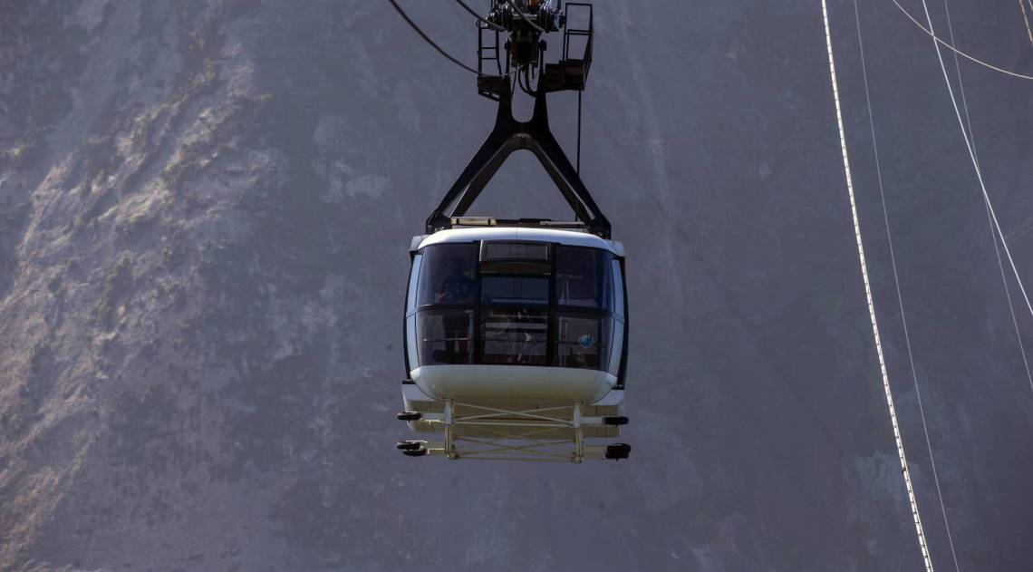 Rio - 12/08/2020 -  Reabertura do Pao de Acucar na pandemia do Covid 19 (coronavirus). Partindo da Praia Vermelha, os visitantes pegam o primeiro bonde leva ao Morro da Urca, e de lá um segundo bondinho os leva até o topo do Morro do Pão de Açúcar, que fica a 396 metros do nível do mar. Diferentes histórias justificam o nome desse ponto turístico; a mais popular diz que durante os séculos XVI e XVIII, no auge da produção de cana de açúcar, os produtores armazenavam os blocos de açúcar em formas para serem exportados, e a semelhança do objeto com o Morro do Pão do Açúcar deu origem ao nome...Inaugurado em 1912, o Bondinho do Pão de Açúcar foi o primeiro teleférico do Brasil e terceiro no mundo, ligando o Morro da Urca ao Morro do Pão de Açúcar. Desde então, mais de 40 milhões de pessoas já utilizaram os bondinhos.  Foto: Daniel Castelo Branco / Agencia O Dia