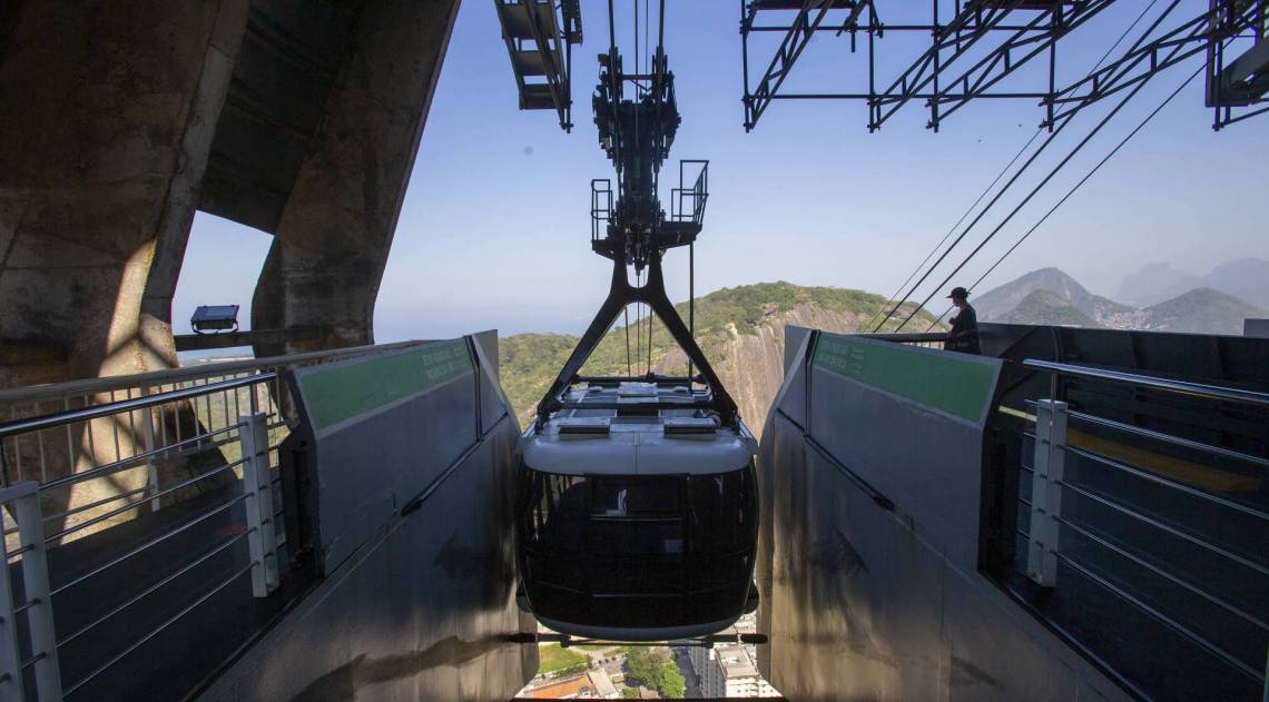Rio - 12/08/2020 -  Reabertura do Pao de Acucar na pandemia do Covid 19 (coronavirus). Partindo da Praia Vermelha, os visitantes pegam o primeiro bonde leva ao Morro da Urca, e de lá um segundo bondinho os leva até o topo do Morro do Pão de Açúcar, que fica a 396 metros do nível do mar. Diferentes histórias justificam o nome desse ponto turístico; a mais popular diz que durante os séculos XVI e XVIII, no auge da produção de cana de açúcar, os produtores armazenavam os blocos de açúcar em formas para serem exportados, e a semelhança do objeto com o Morro do Pão do Açúcar deu origem ao nome...Inaugurado em 1912, o Bondinho do Pão de Açúcar foi o primeiro teleférico do Brasil e terceiro no mundo, ligando o Morro da Urca ao Morro do Pão de Açúcar. Desde então, mais de 40 milhões de pessoas já utilizaram os bondinhos.  Foto: Daniel Castelo Branco / Agencia O Dia