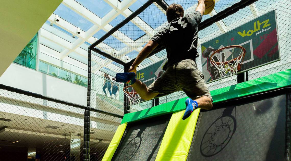 As Pessoas Parkour Ao Ar Livre Fazem Saltos De Trás Da Parede De 4