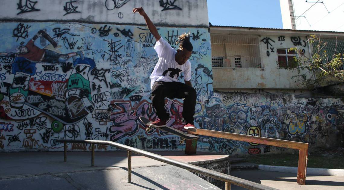 Rio,12/08/2020 -NOVA IGUACU- ESPECIAL,CADERNO BAIXADA, humorista e skatista de Nova Iguacu que faz sucesso no instagram com piadas sobre racismo . Na foto, Vitor Andre .Foto: Cléber Mendes/Agência O Dia