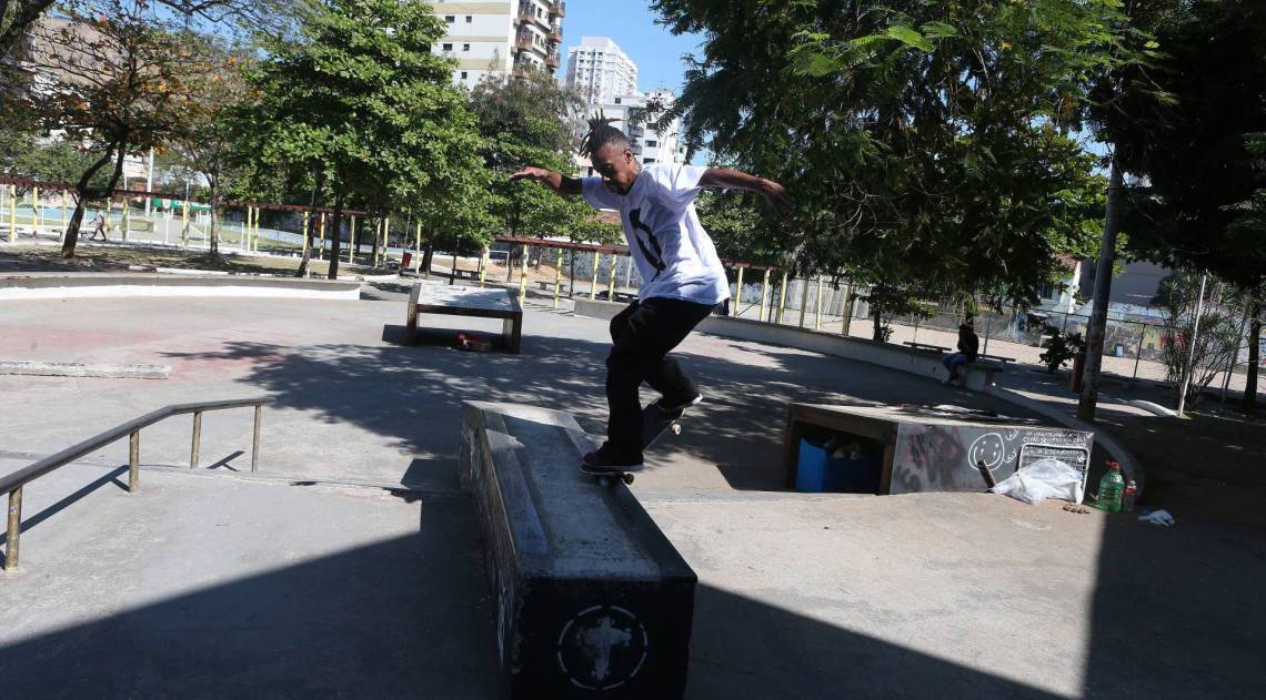 Rio,12/08/2020 -NOVA IGUACU- ESPECIAL,CADERNO BAIXADA, humorista e skatista de Nova Iguacu que faz sucesso no instagram com piadas sobre racismo . Na foto, Vitor Andre .Foto: ClÃÂ©ber Mendes/AgÃÂªncia O Dia