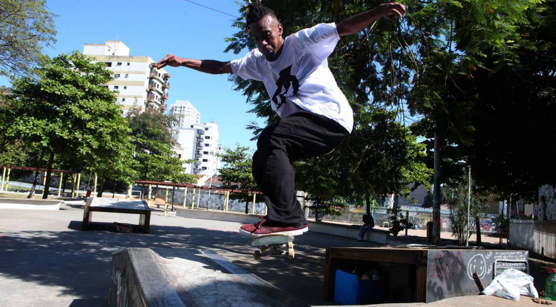 Rio,12/08/2020 -NOVA IGUACU- ESPECIAL,CADERNO BAIXADA, humorista e skatista de Nova Iguacu que faz sucesso no instagram com piadas sobre racismo . Na foto, Vitor Andre .Foto: ClÃÂÃÂ©ber Mendes/AgÃÂÃÂªncia O Dia