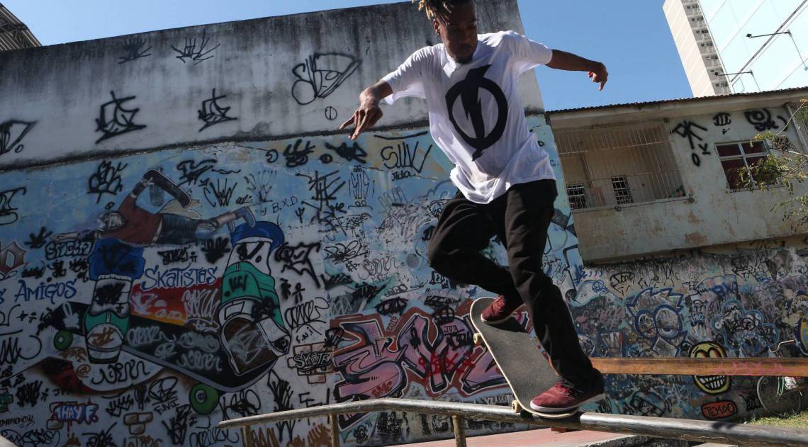 Rio,12/08/2020 -NOVA IGUACU- ESPECIAL,CADERNO BAIXADA, humorista e skatista de Nova Iguacu que faz sucesso no instagram com piadas sobre racismo . Na foto, Vitor Andre .Foto: ClÃÂ©ber Mendes/AgÃÂªncia O Dia