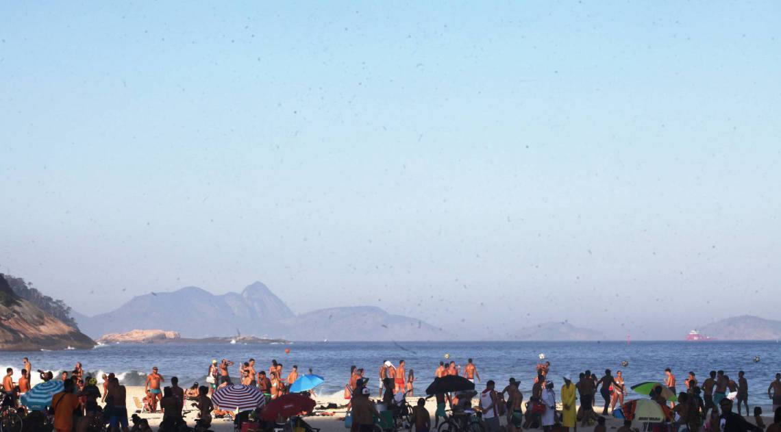 Rio, 12/08/2020  - COVID 19 - NOVO CORONAVIRUS - Novas medidas da prefeitura do Rio. Loteamento das areias da praia com reservas por aplicativos. Banhistas aglomerados na praia do Leme. zona sul do Rio. novo coronavirusrio. Foto: Ricardo Cassiano/Agencia O Dia