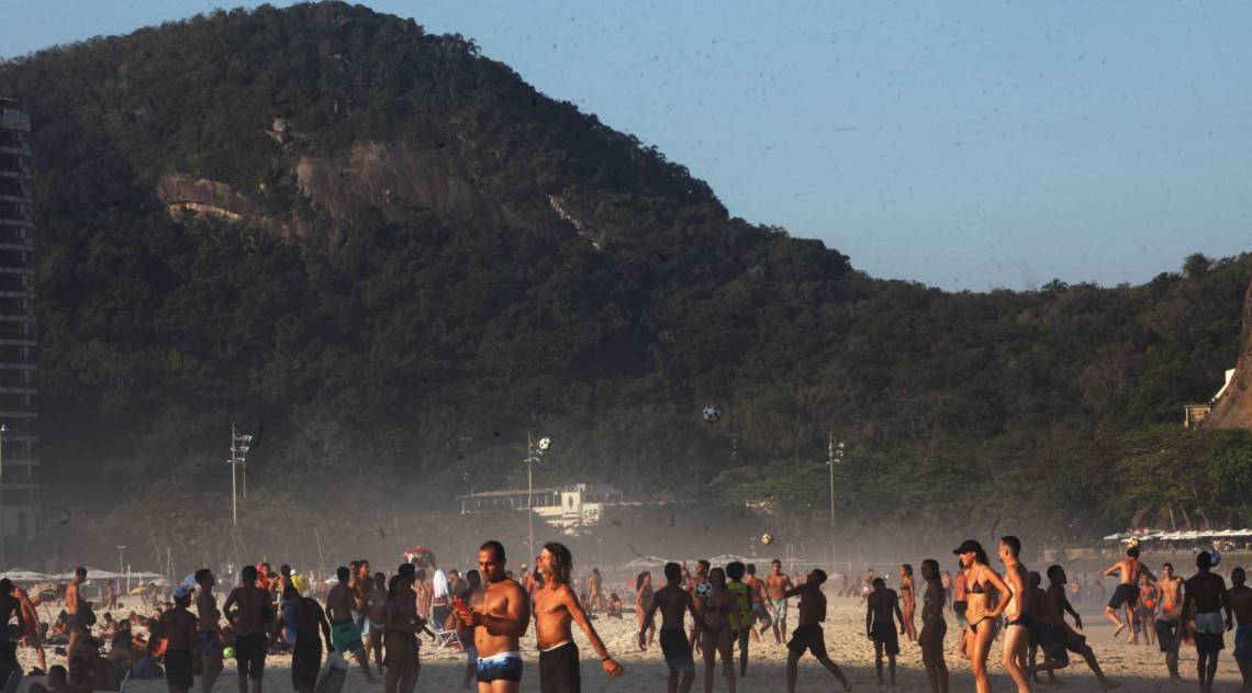 Banhistas aglomerados na Praia do Leme - Ricardo Cassiano/Ag&ecirc;ncia O Dia