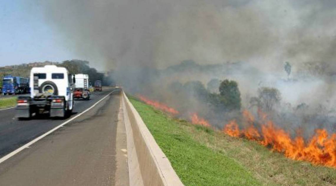 Focos de incêndio preocupam bombeiros e brigadistas da serra