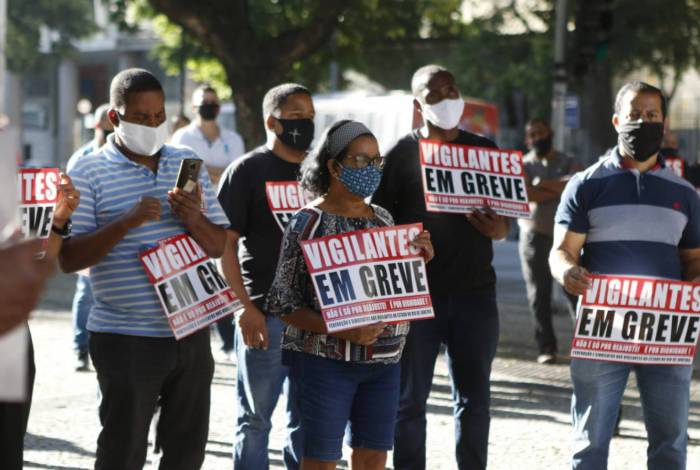 Vigilantes de ag&ecirc;ncias banc&aacute;rias e shoppings fazem manifesta&ccedil;&atilde;o na Candel&aacute;ria