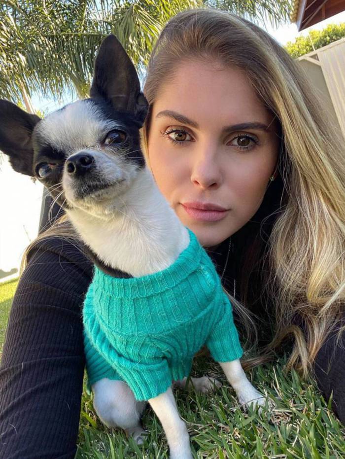 Bárbara Evans sai de pijama para resgatar cachorro que fugiu