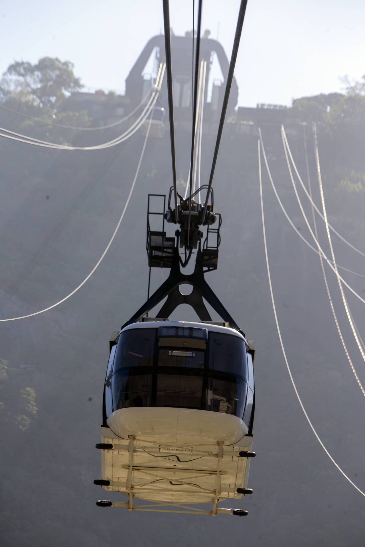 Rio - 12/08/2020 -  Reabertura do Pao de Acucar na pandemia do Covid 19 (coronavirus). Partindo da Praia Vermelha, os visitantes pegam o primeiro bonde leva ao Morro da Urca, e de lá um segundo bondinho os leva até o topo do Morro do Pão de Açúcar, que fica a 396 metros do nível do mar. Diferentes histórias justificam o nome desse ponto turístico; a mais popular diz que durante os séculos XVI e XVIII, no auge da produção de cana de açúcar, os produtores armazenavam os blocos de açúcar em formas para serem exportados, e a semelhança do objeto com o Morro do Pão do Açúcar deu origem ao nome...Inaugurado em 1912, o Bondinho do Pão de Açúcar foi o primeiro teleférico do Brasil e terceiro no mundo, ligando o Morro da Urca ao Morro do Pão de Açúcar. Desde então, mais de 40 milhões de pessoas já utilizaram os bondinhos.  Foto: Daniel Castelo Branco / Agencia O Dia