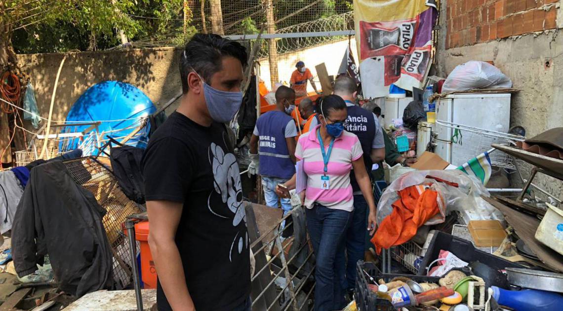 Animais eram mantidos em meio à sujeira 