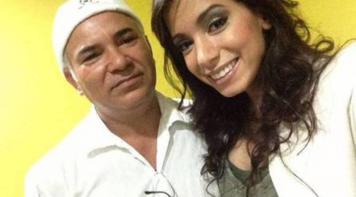 Anitta com seu pai de santo Sérgio Pina