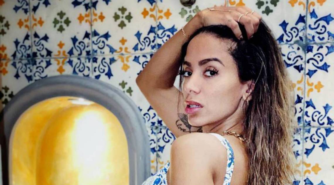 Anitta compartilha ensaio feito durante o banho
