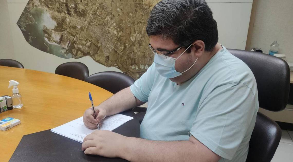 Rubem despacha no gabinete: caixa 