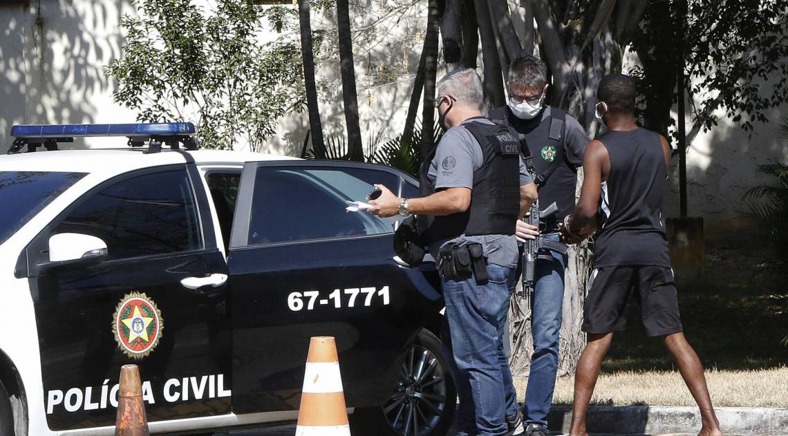 Rio de Janeiro - RJ  - 13/08/2020 - Policia - Policia cumpre 100 mandados de prisao contra agressores de mulheres em todo o estado. Pelo menos 39 homens ja foram presos - na foto, presos chegando na Cidade da Policia, no Jacare, zona norte do Rio - Foto Reginaldo Pimenta / Agencia O Dia