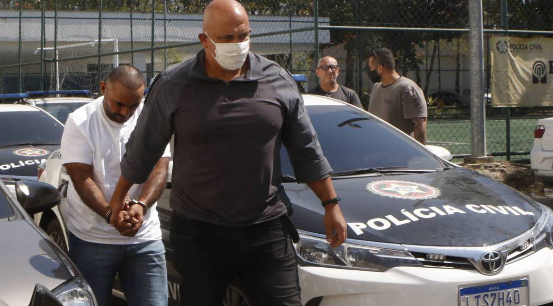 Rio de Janeiro - RJ  - 13/08/2020 - Policia - Policia cumpre 100 mandados de prisao contra agressores de mulheres em todo o estado. Pelo menos 39 homens ja foram presos - na foto, presos chegando na Cidade da Policia, no Jacare, zona norte do Rio - Foto Reginaldo Pimenta / Agencia O Dia