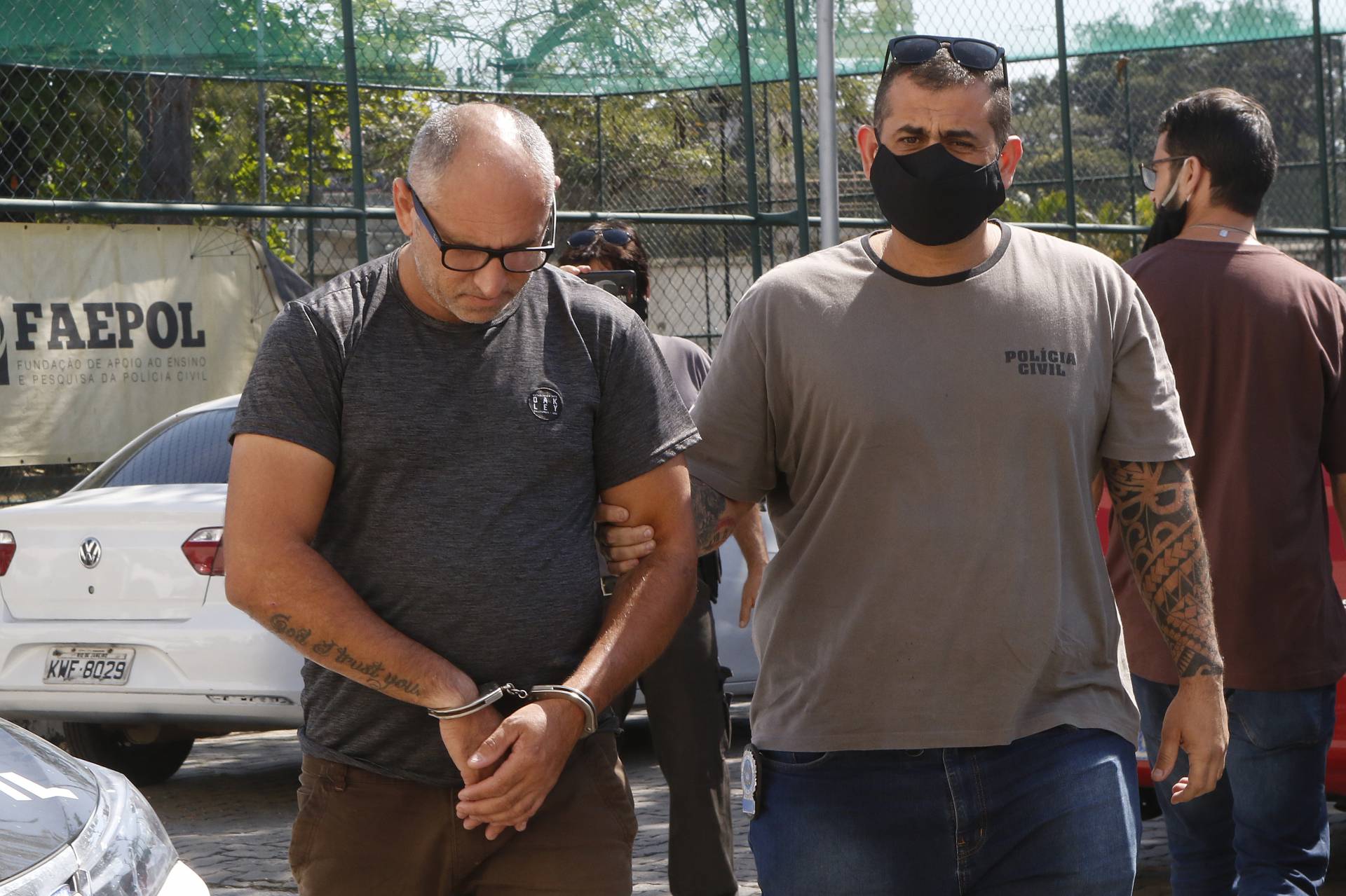 Rio de Janeiro - RJ  - 13/08/2020 - Policia - Policia cumpre 100 mandados de prisao contra agressores de mulheres em todo o estado. Pelo menos 39 homens ja foram presos - na foto, presos chegando na Cidade da Policia, no Jacare, zona norte do Rio - Foto Reginaldo Pimenta / Agencia O Dia