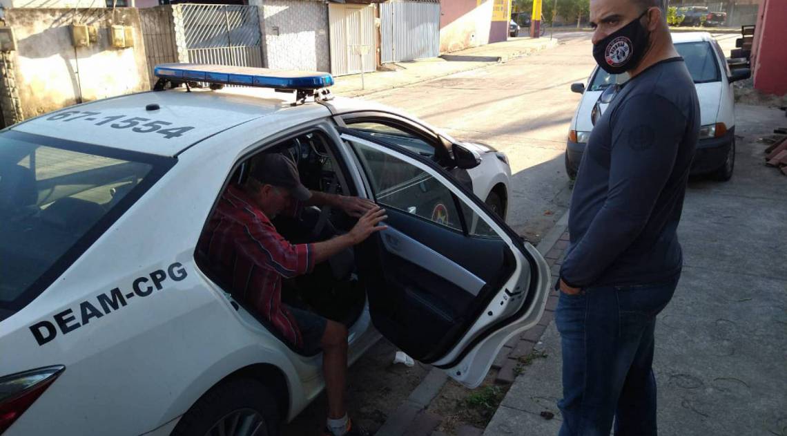 Agente da Delegacia da Mulher de Campos prende homem acusado de agredir mulher - Divulgação Polícia Civil