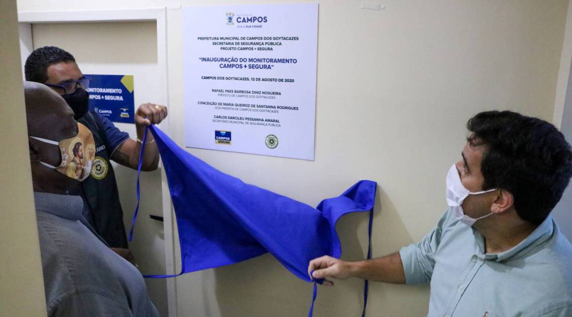 O prefeito Rafael Diniz (à direita) inaugura sala para monitoramento de imagens de câmeras de segurança das ruas de Campos