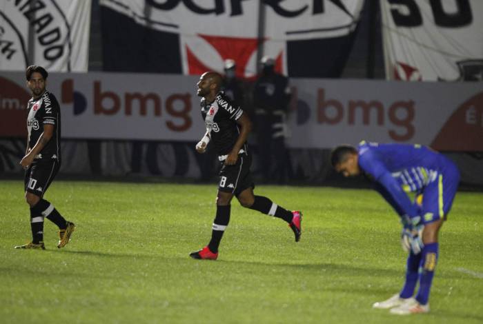 Rindo à toa: Fellipe Bastos celebra após deixar sua marca, para abatimento do goleiro Maílson Rindo à toa: Fellipe Bastos celebra após deixar sua marca, para abatimento do goleiro Maílson