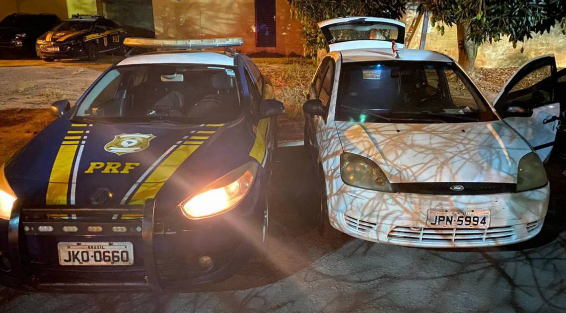 O Ford Fiesta branco: mulher entregou nota escondida em porta-documento para policial - Divulgação - PRF