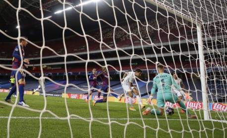 Carrasco de craques! Coutinho também fez dois gols na maior derrota da carreira de Messi