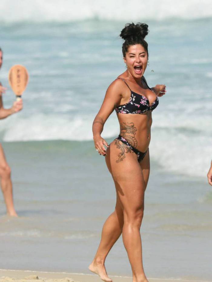 Aline Riscado joga altinha na praia da Barra da Tijuca 