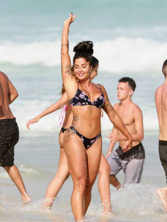 Aline Riscado joga altinha na praia da Barra da Tijuca 