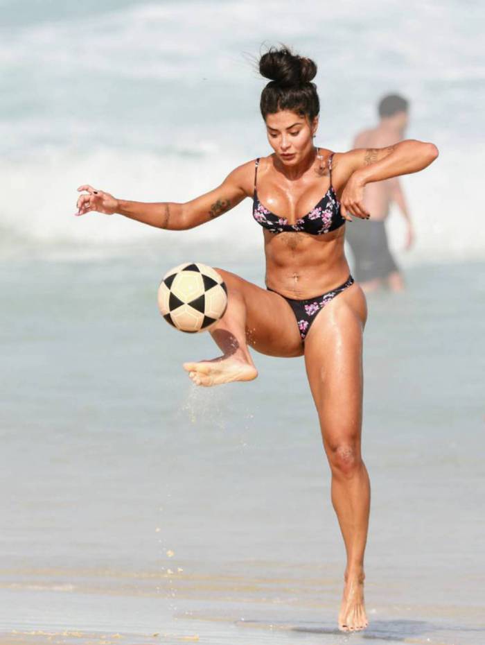 Aline Riscado joga altinha na praia da Barra da Tijuca 