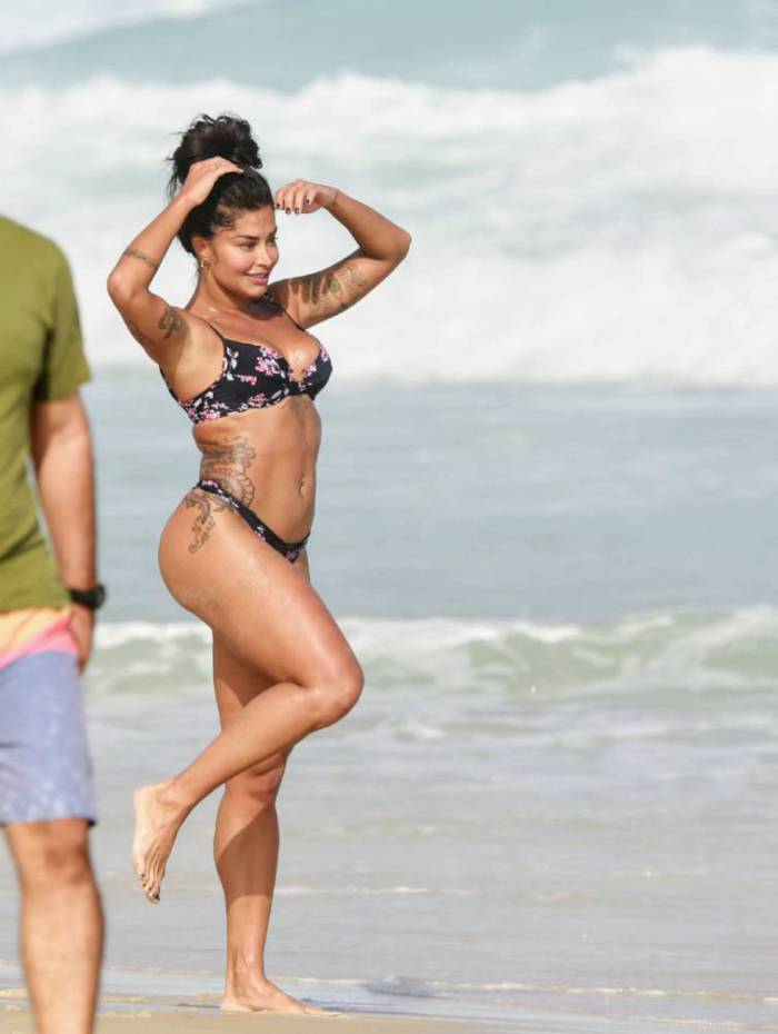 Aline Riscado joga altinha na praia da Barra da Tijuca 