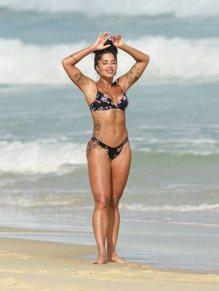 Aline Riscado joga altinha na praia da Barra da Tijuca 