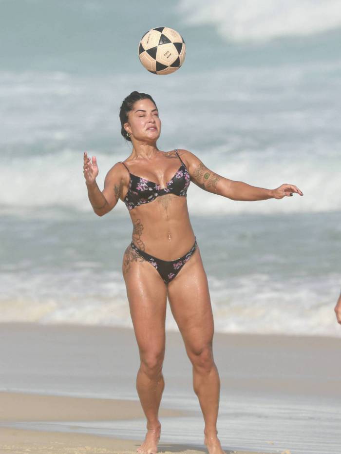 Aline Riscado joga altinha na praia da Barra da Tijuca 