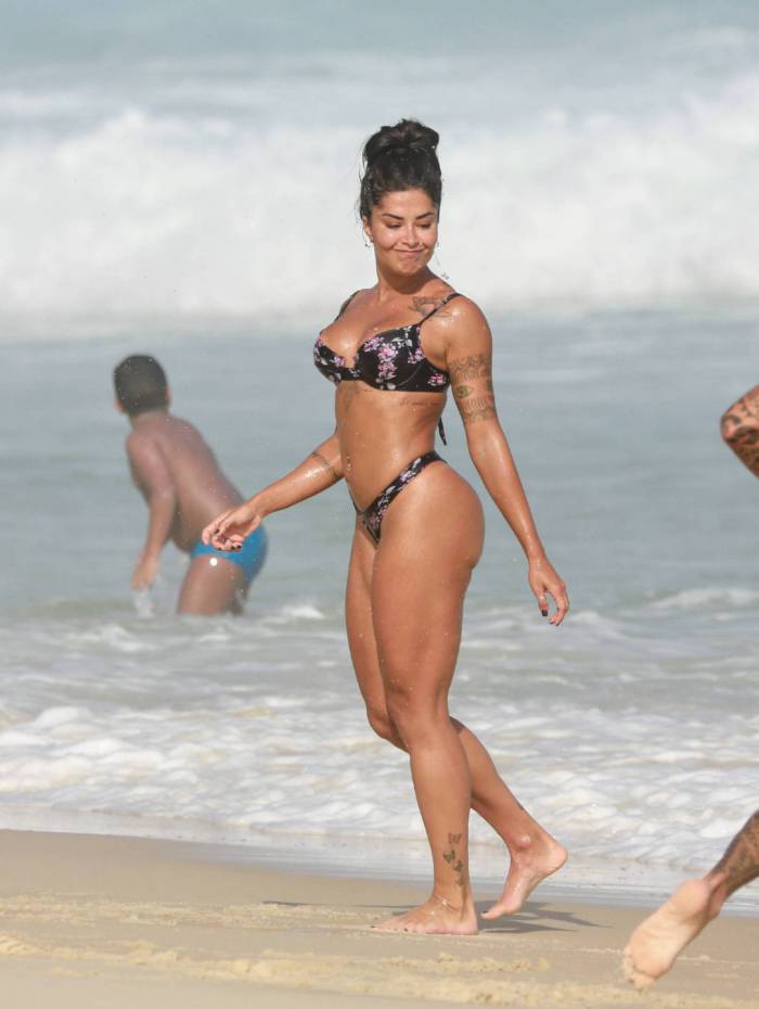 Aline Riscado joga altinha na praia da Barra da Tijuca 