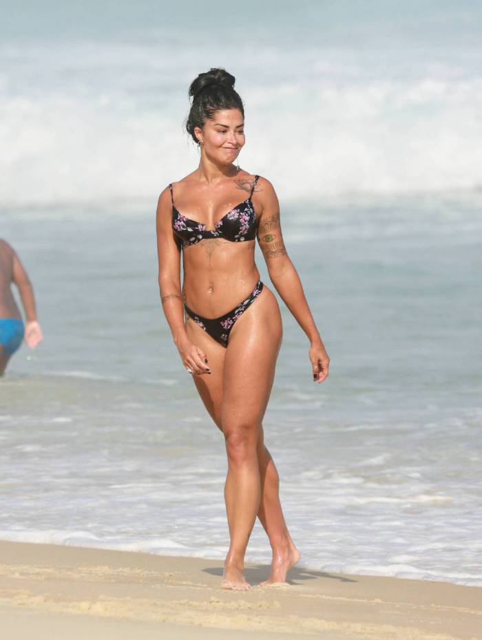 Aline Riscado joga altinha na praia da Barra da Tijuca 