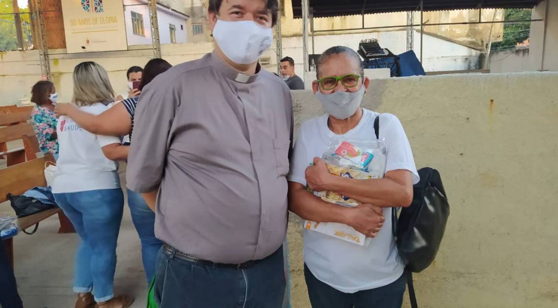 Padre Neuton e Agente Comunitária da Saúde