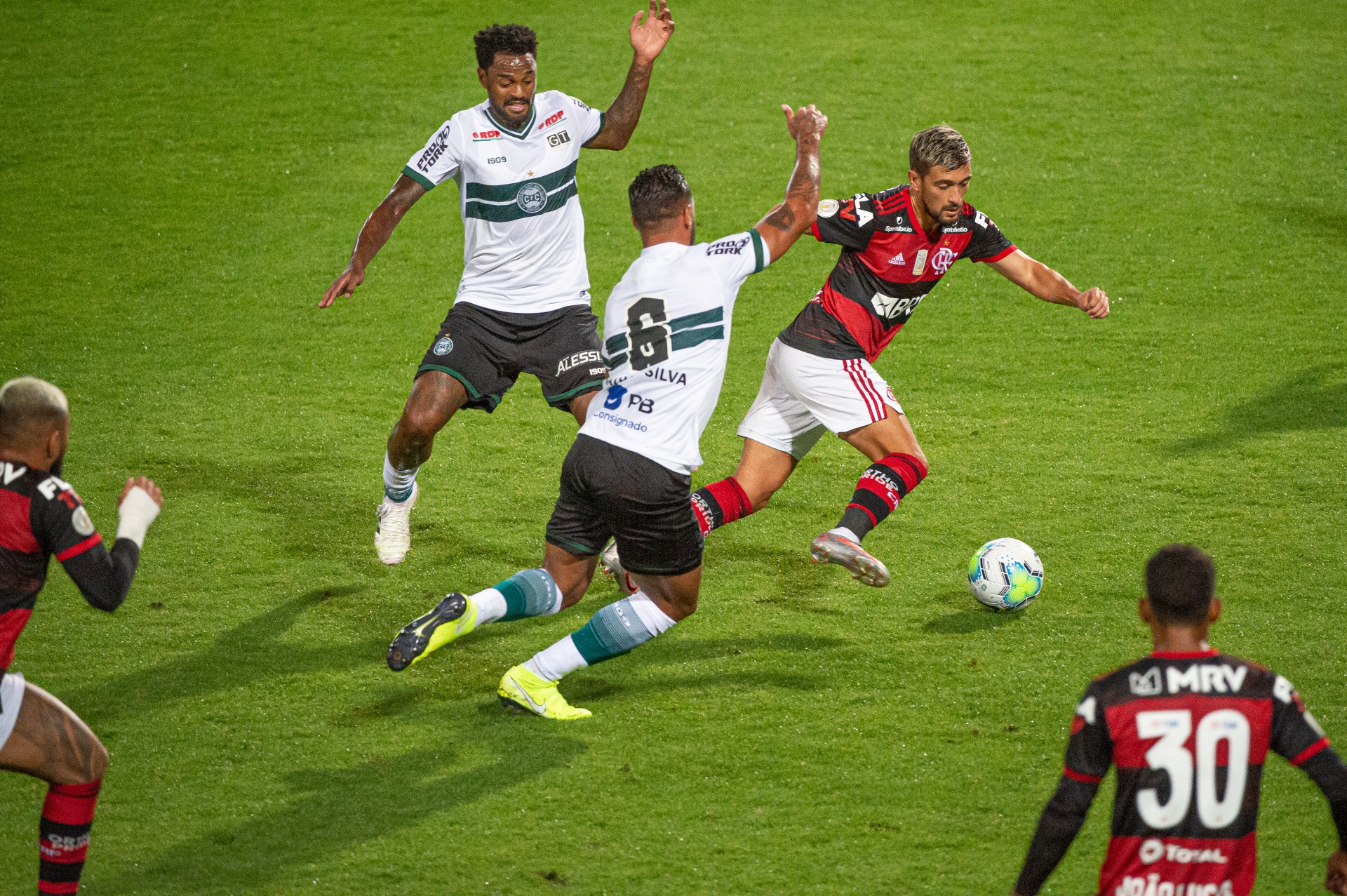 Flamengo x Coritiba; prováveis times, onde assistir, desfalques e arbitragem
