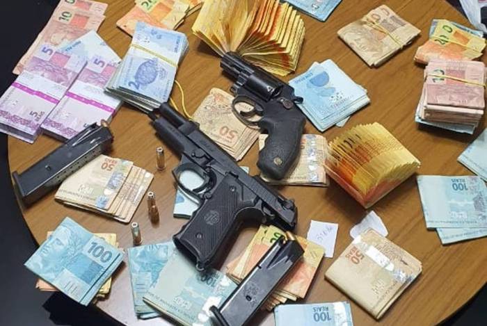 Foram apreendidos celulares, armas de fogo e cerca de R$ 15 mil
