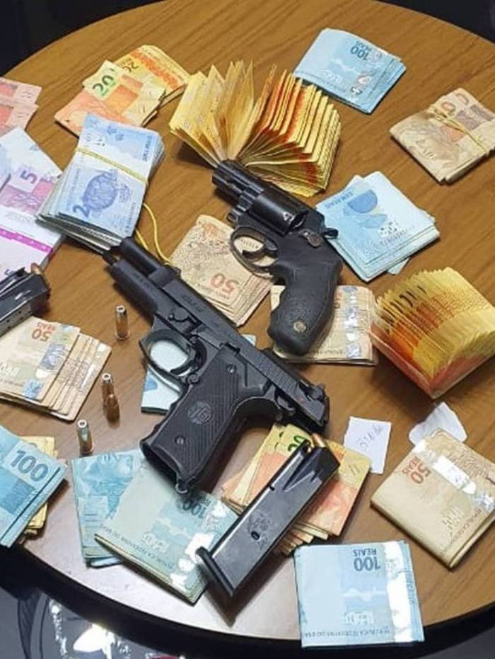 Foram apreendidos celulares, armas de fogo e cerca de R$ 15 mil