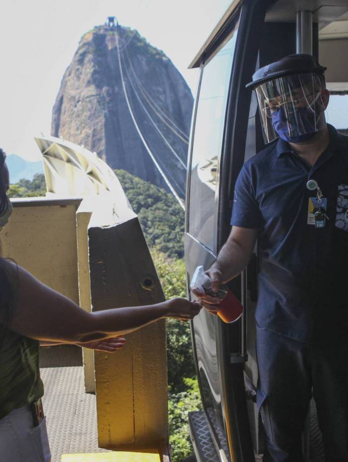 Em locais como Pão de Açúcar e roda-gigante Riostar, as medidas de segurança foram respeitadas pela maioria dos visitantes. Mas na praia, a aglomeração rolou solta