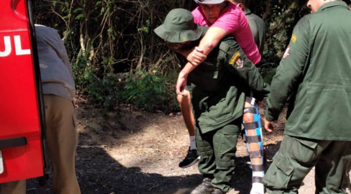 Homem estava quase no topo do Morro Santo Inácio quando escorregou e a perna esquerda ficou presa entre as pedras - Divulgação/ CISP