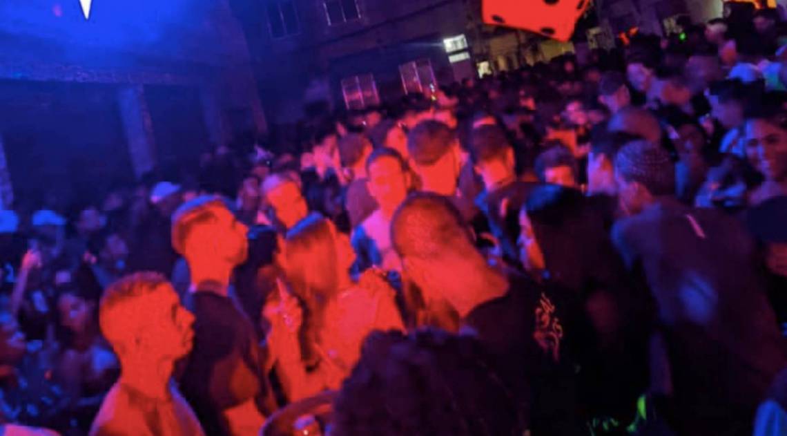 Baile da Rom&ecirc;nia, na Vila Alian&ccedil;a, Zona Oeste. &Aacute;rea dominada pelo TCP toca os proibid&otilde;es da mil&iacute;cia CL, mostrando apoio m&uacute;tuo entre fac&ccedil;&otilde;es - Reprodu&ccedil;&atilde;o redes sociais