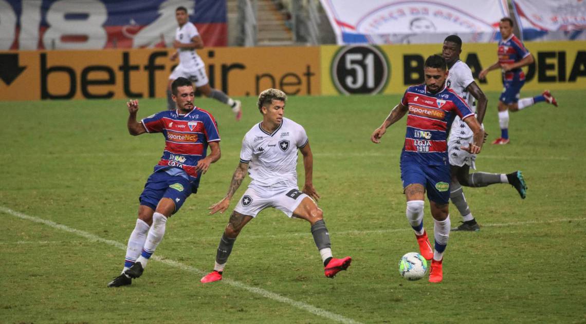 O jogador Bruno Nazário durante partida entre Fortaleza e Botafogo, vÃ¡lida pelo Campeonato Brasileiro da SÃ©rie A, na Arena CastelÃ£o, em Fortaleza (CE), neste domingo (16).