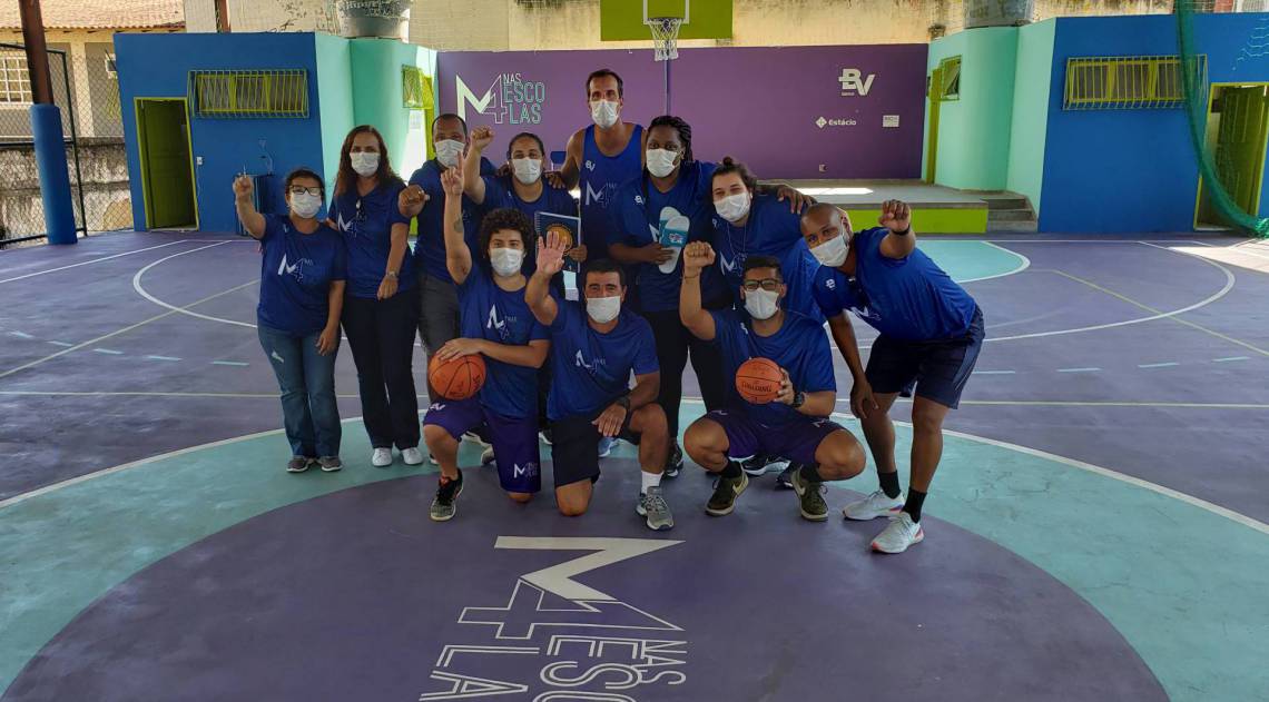 Marcelinho e equipe participaram da transmissão direto da nova quadra da escola