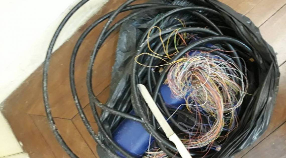 Wellington da Conceição Crispim, de 34 anos, foi detido com uma sacola cheia de fios furtados e uma faca - Divulgação / 12º BPM