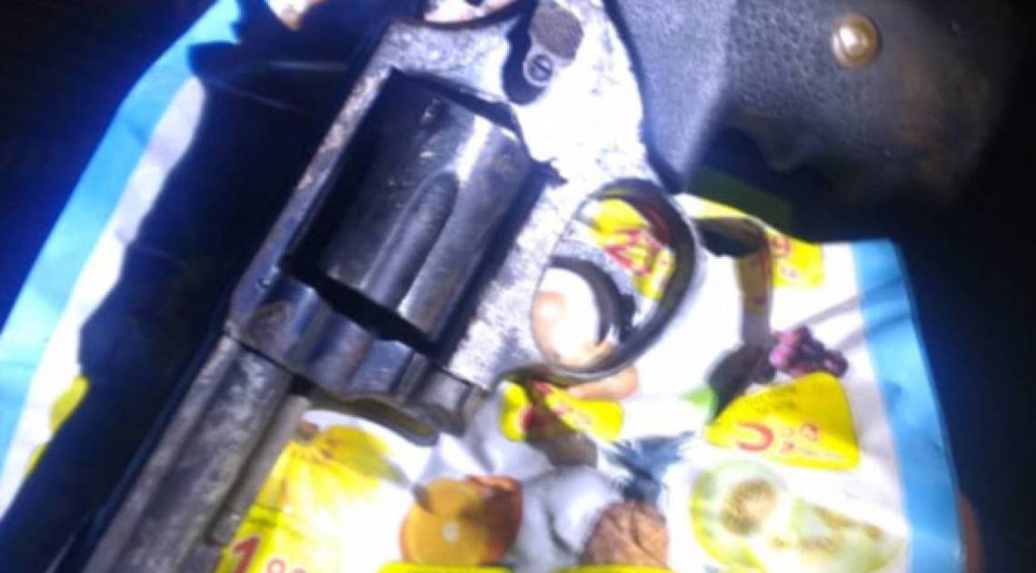 A arma encontrada com o homem foi um revólver calibre 38 - PM