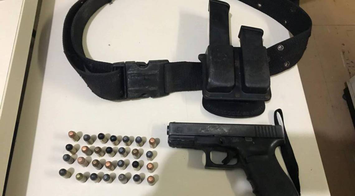 Com 'Vitinho' foram apreendidos uma pistola Clock YME 141, dois carregadores (um alongado), 28 munições intactas de calibre 9mm e um rádio transmissor - Divulgação / 12º BPM