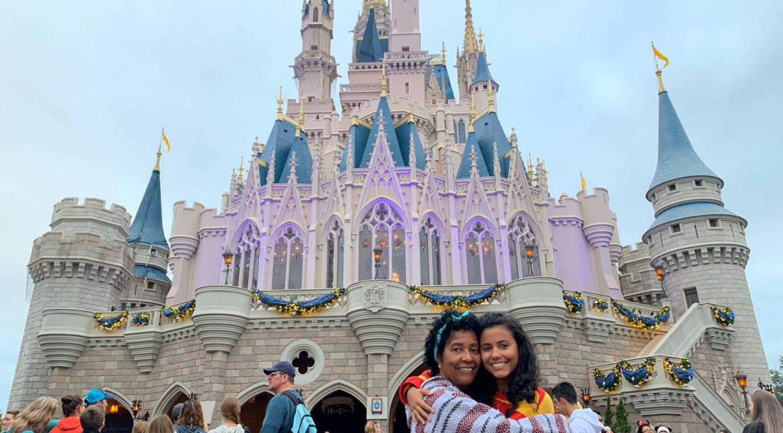 Jovem caxiense incluiu cidade natal em crachá na Disney - Arquivo pessoal