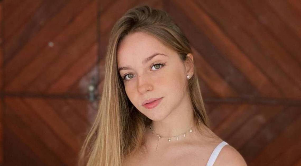 Raphaella Bonaldi Sobral, de 18 anos, tem o costume de postar fotos sensualizando nas redes sociais. Em conversa, Neymar prometeu um gol para ela na partida desta ter&ccedil;a
