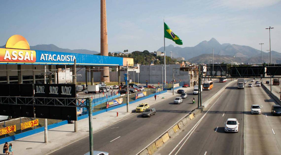 F&aacute;brica do Sab&atilde;o Portugu&ecirc;s, na Avenida Brasil:chamin&eacute; foi preservada na constru&ccedil;&atilde;o do supermercado&nbsp;
