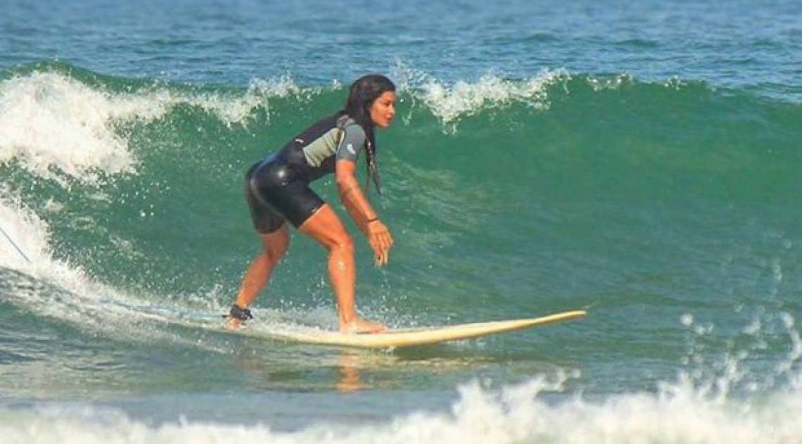 Surfando na Praia de Geribá em Búzios  - Instagram da Aline Riscado 